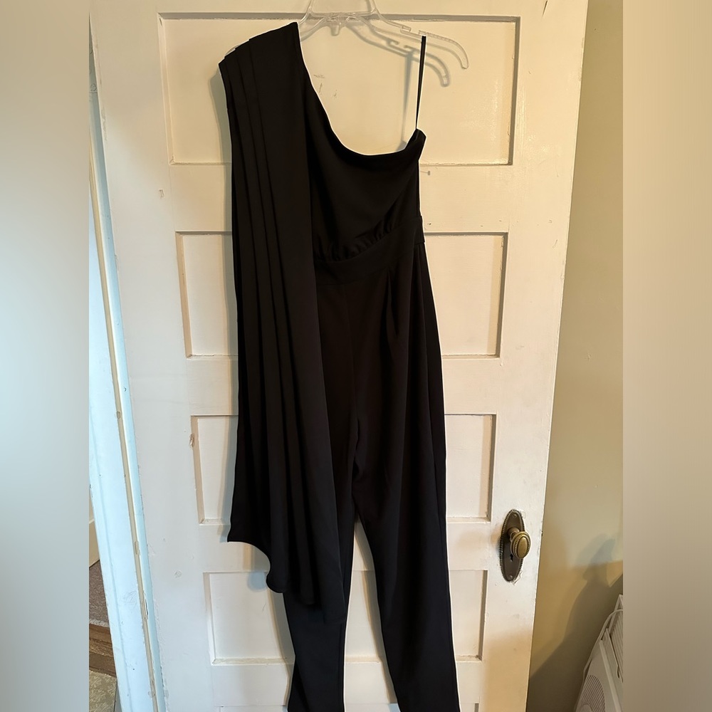 Alexia Admor Black One-Shoulder Jumpsuit